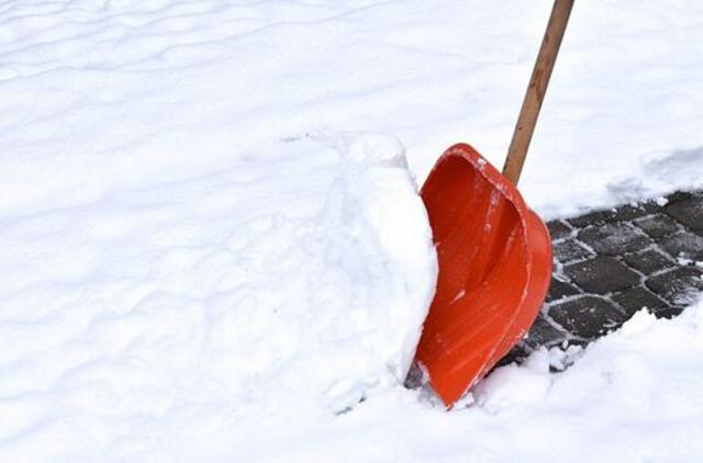 Vaistininkai įspėja: nesistenkite nukasti viso sniego iškart