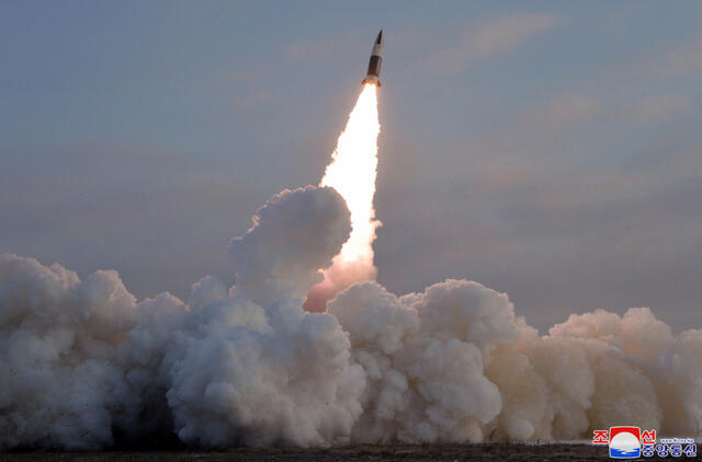 Seulas pranešė, kad Pchenjanas į Japonijos jūrą paleido balistinę raketą