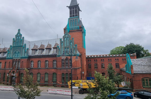 PAŠTAS. Šią savaitę Klaipėdos senojo pašto pastato fasadas apdengtas apsauginiu statybiniu tinklu. Skaitytojo nuotr.