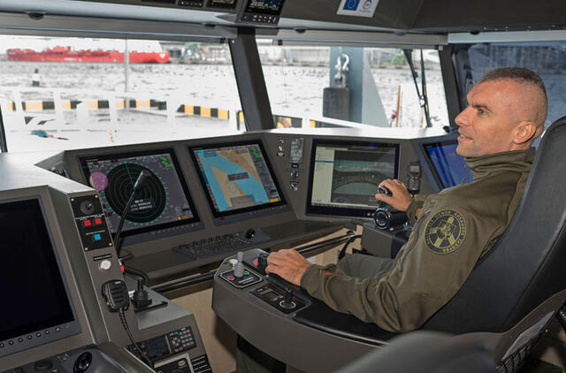 VADAS. Pasieniečių laivo vadas Audrius Vaišnoras. Laive „Gintaras Žagunis“ yra naujausia navigacinė bei ryšio įranga, du radarai, integruota infraraudonųjų spindulių sistema, kita moderni įranga.  Vitos JUREVIČIENĖS nuotr.
