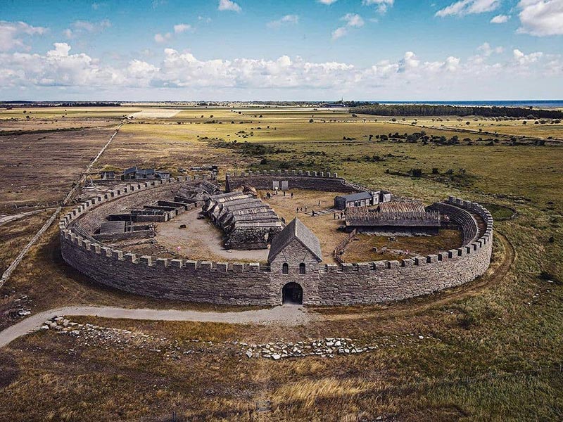 Taip atrodo rekonstruotas Eketorpas Švedijoje. Su šiuo gynybiniu įtvirtinimu tapatinami trys Vakarų Lietuvoje, kuršių žemėse, rasti archeologiniai paminklai. www.castlesofsweden.com