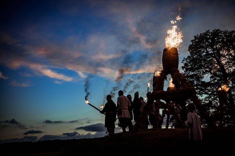 Gyvųjų amatų ir karybos festivalyje „Kuršē ont Imbaries“ 2022-aisiais buvo uždegtos legendoje minimos statinės. Šis renginys vyks ir šiemet (liepą). Rasos GRIGAITYTĖS nuotr.