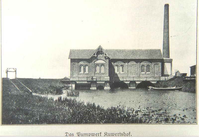 Šalia Uostadvario švyturio išliko ši 1907 m. pastatyta vandens kėlimo stotis su garo turbina, susiurbianti pievų vandens perteklių ir nuleidžianti jį į Atmatą. wiki.genealogy.net