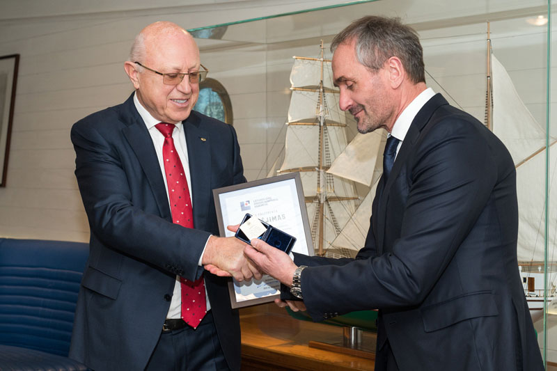 MOMENTAS. Apdovanojimą pirmajam Lietuvos jūrų krovos kompanijų asociacijos prezidentui Aloyzui Kuzmarskiui (kairėje) teikia dabartinis jos prezidentas Vaidotas Šileika. Vitos JUREVIČIENĖS nuotr.