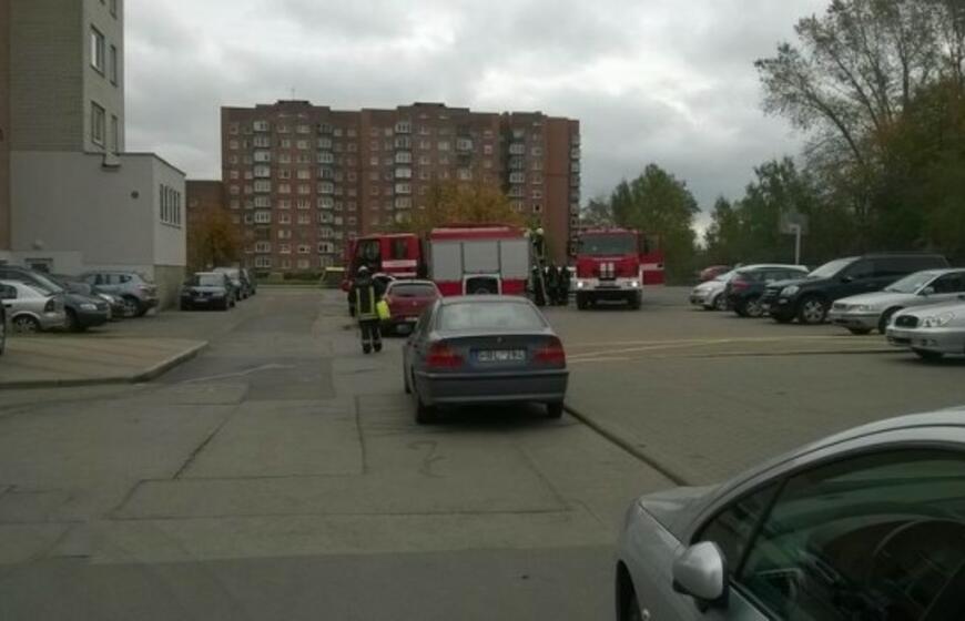 Klaipėdoje apdegė automobilis "Audi 100"