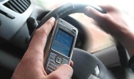 SMS žinučių rašymo vairuojant uždraudimas nesumažino avarijų skaičiaus