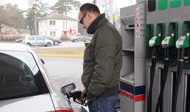 Automobilininkai: naftos koncernai dirbtinai kelia benzino kainas