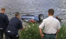 Neblaivios moters BMW nuslydo į ežerą ir nuskendo (video)