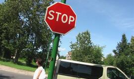 Užsienietis dužo prie ženklo "STOP"