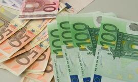 Lenkija ragina eurą turinčias šalis neleisti žlugti euro zonai