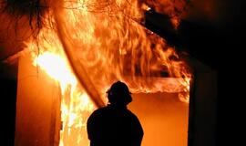 Dėl nekokybiško dujų baliono sudegė namas