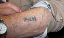 Jauni izraeliečiai tatuiruojasi holokaustą išgyvenusių senelių identifikacinius numerius