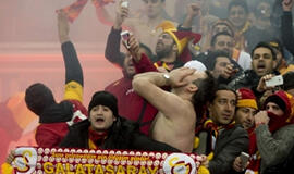Be bilietų likę „Galatasaray“ sirgaliai į „Schalke“ stadioną bandė išsikasti tunelį
