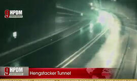 Internete svarstoma, ar tai galėjo nutikti: perskrodęs tunelį NSO apvertė sunkvežimį