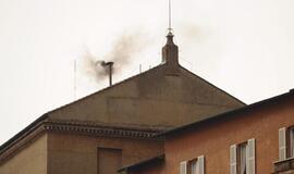 Iš Siksto koplyčios vėl pakilo juodi dūmai - popiežius dar neišrinktas