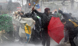 Per studentų protestus Čilėje kilo susirėmimai su policija