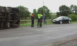 Klaipėdos rajone apsivertė sunkvežimis