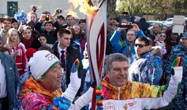 Pan Gi Munas Sočyje dalyvavo olimpinio deglo estafetėje