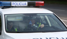 Chuliganas išdaužė policijos automobilio langą