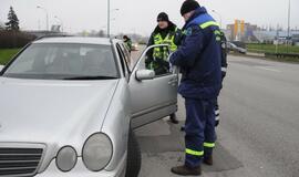 Policija tikrina automobilių padangas