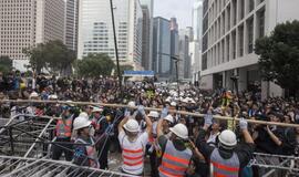 Honkongo pagrindinėje protestų stovykloje ardomos barikados
