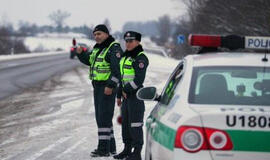 Sustabdytas "Opel" atbulas atsitrenkė į policijos "Škodą"