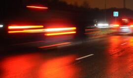 Naktį kelyje pavojingiausi jauni vairuotojai