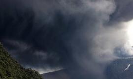 Virš Kosta Rikos pakilo vulkaninių pelenų debesis