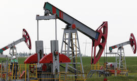 Naftos kainos vėl nusirito žemiau 50 JAV dolerių už barelį ribos