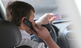 7 iš 10 vairuotojų nevengia naudotis mobiliuoju telefonu vairuodami