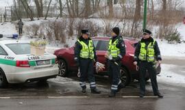 Klaipėdos policija kovo 8-osios proga moterims dalino gėles