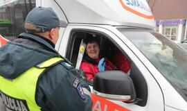 Klaipėdos policija kovo 8-osios proga moterims dalino gėles
