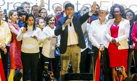 Kosta Rika išsirinko prezidentą - buvusį žurnalistą ir roko atlikėją