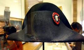 Aukcione Prancūzijoje parduodama Napoleonui priklausiusi skrybėlė