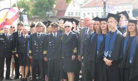 Būsimiems jūrininkams teikiami diplomai