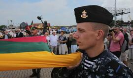 Valstybės diena –  tautų įvairovė eisenoje ir sveikinimai jachtai „Ambersail“