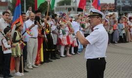 Valstybės diena –  tautų įvairovė eisenoje ir sveikinimai jachtai „Ambersail“
