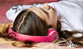 Muzikos klausymas miego metu – kodėl išbandyti verta net žiūrintiems skeptiškai