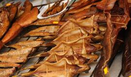 Žuvies prekeiviai Palangoje išdavė paslaptis: perka užšaldytą iš užsienio, o tada vietoje rūko