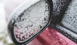 Šiltas vanduo, kumščiai ir tirpikliai – ekspertai pataria, kokios priemonės padės užšalus automobilio durelėms ir langams