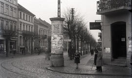 Skelbimų stulpas Friedricho Wilhelmo (dabar Tiltų) ir Turgaus gatvių sankryžoje. Ant stulpo suklijuoti plakatai, skirti rinkimams į Klaipėdos krašto seimelį. 1932 m. 