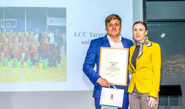 ĮVERTINIMAS. LCC komandos vadovas Marius Tamolis iš Lietuvos moterų krepšinio lygos direktorės Rimos Valentienės rankų gavo geriausios metų organizacijos apdovanojimą.