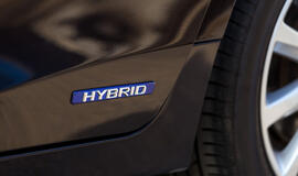 LEA: sparčiausiai auga hibridinių automobilių skaičius
