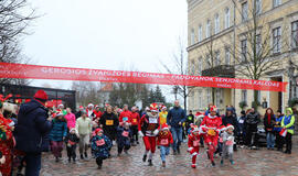 ŠVENTINIS BĖGIMAS. Prie starto linijos, išsipuošę Kalėdų Senelio atributika, stojo ir suaugusieji, ir vaikai. Organizatorių nuotr.