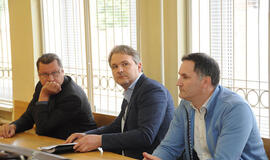 Į BELANGĘ. Bankroto administratorių Darių Daubarą ir jam talkinusį advokatą Tomą Puziną (centre) bei verslininką Andrejų Rybakovą (dešinėje) prašoma nuteisti realiomis laisvės atėmimo bausmėmis. Redakcijos archyvo nuotr.
