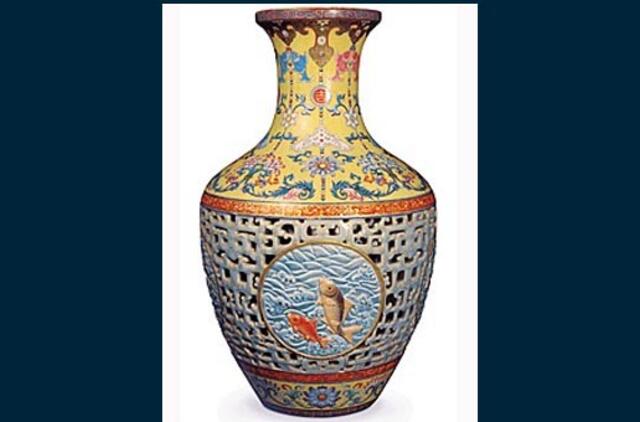 Porcelianinė kiniška vaza parduota už rekordinę 43 mln. svarų sterlingų sumą