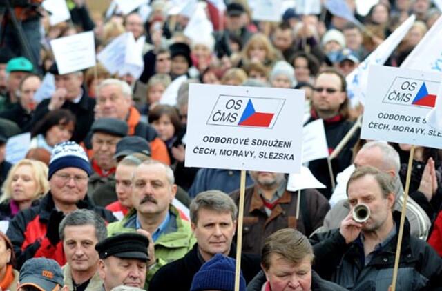 Čekijoje - tūkstančiai protestuotojų prieš vyriausybės taupymo programą