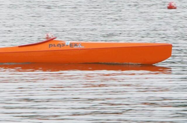 Kanadiečio kanoja beplaukiojant įšalo