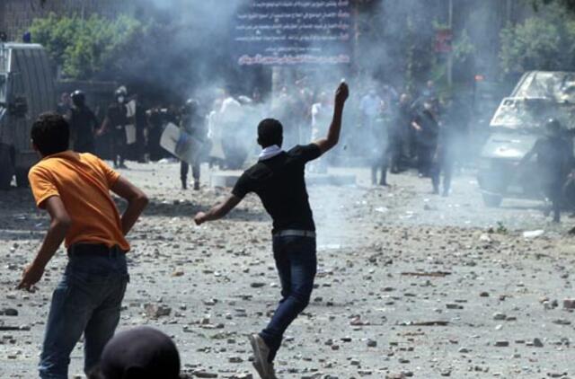 Per susirėmimus prie JAV ambasados Egipte sužeisti 44 žmonės