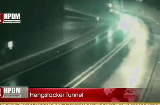 Internete svarstoma, ar tai galėjo nutikti: perskrodęs tunelį NSO apvertė sunkvežimį